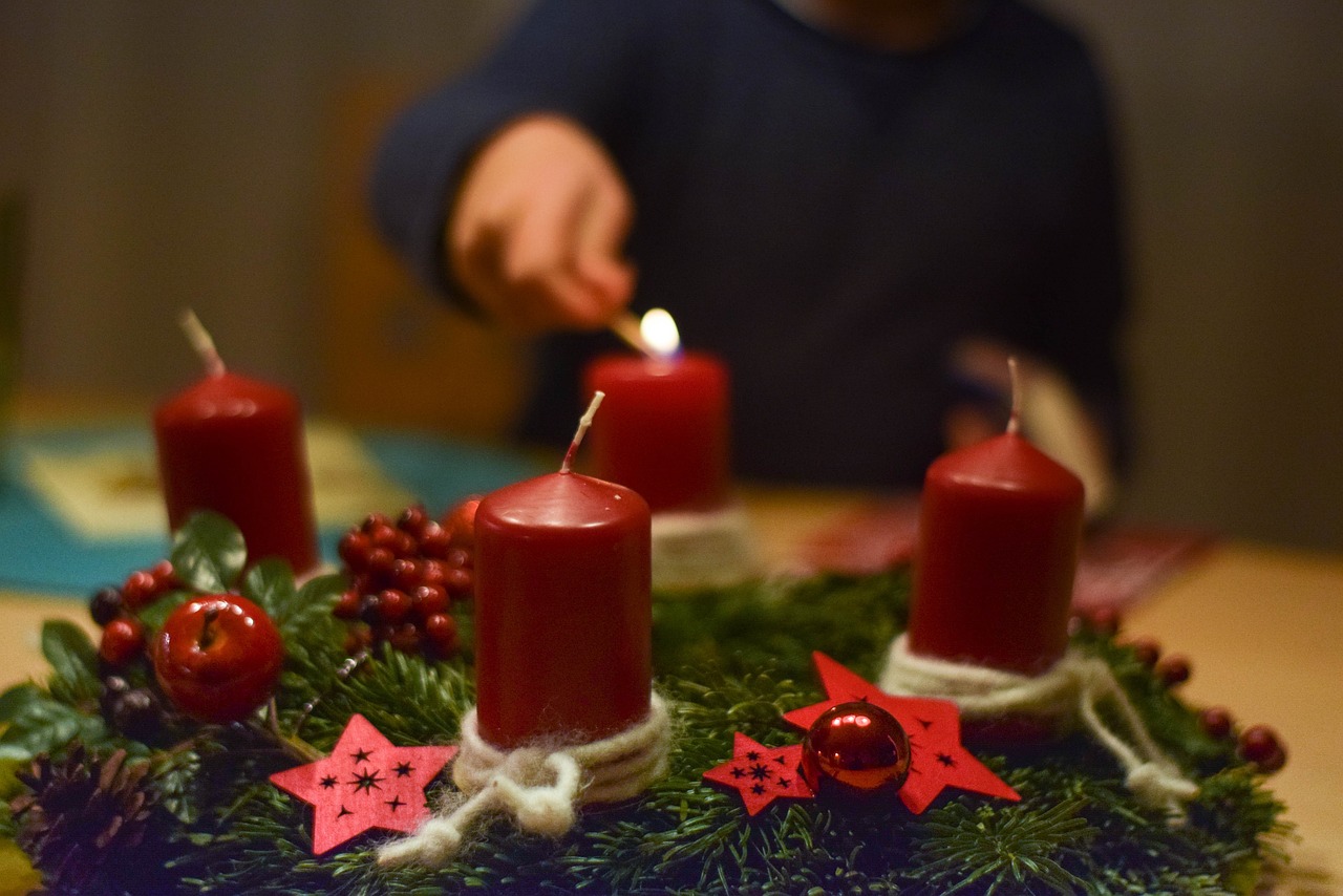 Enjoy Festivities with DIY Holiday Wreaths